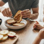 کره بادام زمینی را صبحانه با چی بخوریم؟