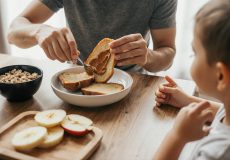 کره بادام زمینی را صبحانه با چی بخوریم؟