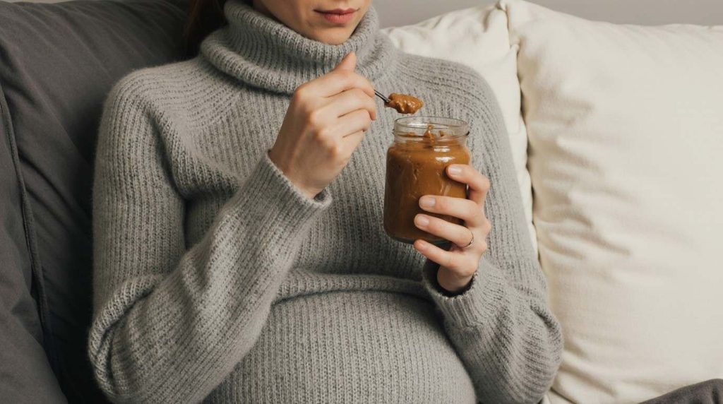 کره بادام زمینی در بارداری؛ بخوریم یا نه؟